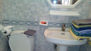 Apartment, 1 Bedroom, Smoking, Balcony | Bathroom