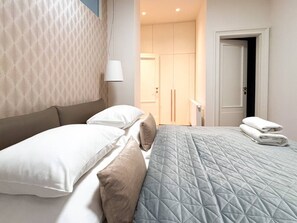 Tabla de planchar con plancha, wifi y ropa de cama 