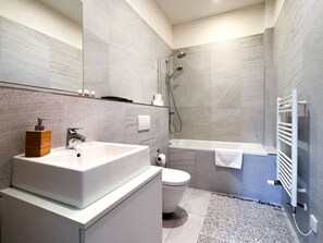 Bathtub, hair dryer, towels - Top location Old town modern 2BD apartment (Prague 1)