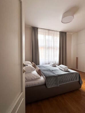 Tabla de planchar con plancha, wifi y ropa de cama 