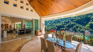 Villa, Multiple Bedrooms, Accessible, Smoking | Dining