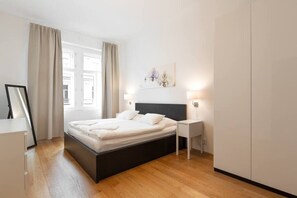 Een strijkplank/strijkijzer, wifi, beddengoed