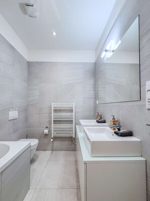 Badewanne, Haartrockner, Handtücher