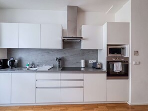 Kühlschrank, Mikrowelle, Ofen, Herdplatte