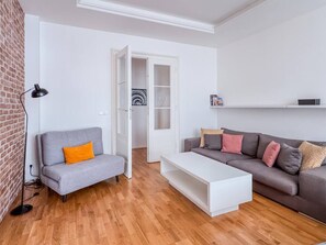 TV - Bright and Modern 3-Bedroom Apartment in Old Town (Prague 1)