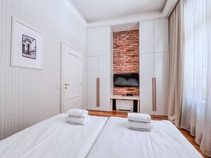 Een strijkplank/strijkijzer, wifi, beddengoed