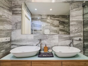 Suihku, hiustenkuivaaja, pyyhkeet