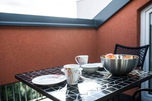 开间, 阳台, 花园景观 | 室外用餐