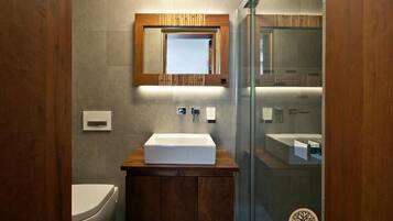 Douche, articles de toilette gratuits, sĂšche-cheveux, peignoirs