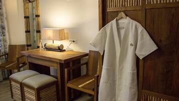 Chambre Double | Coin séjour | Télévision à écran plat