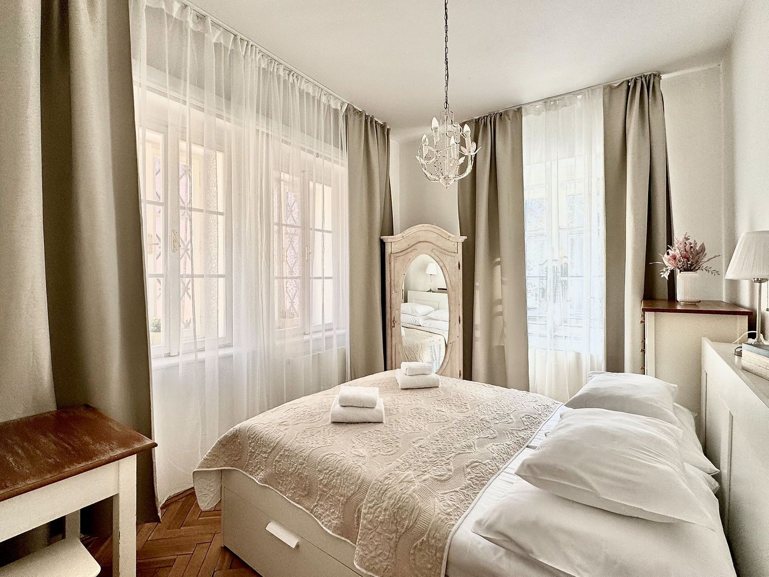 1 dormitorio, tabla de planchar con plancha, wifi y ropa de cama