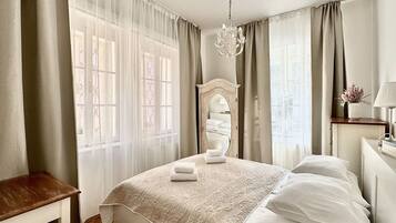 1 dormitorio, tabla de planchar con plancha, wifi y ropa de cama