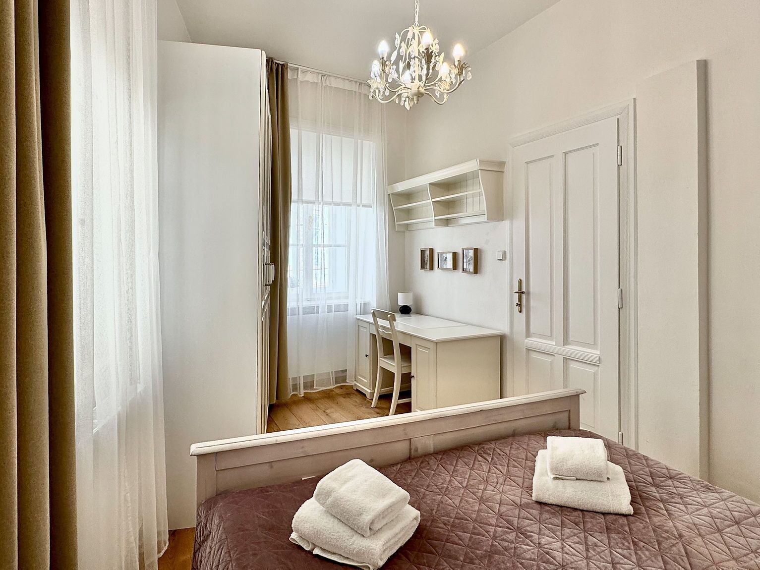 2 habitaciones, tabla de planchar con plancha, wifi y ropa de cama 