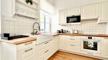 Kühlschrank, Ofen, Herdplatte, Kochgeschirr/Geschirr/Besteck