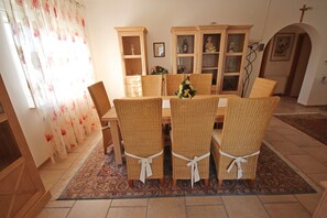 Apartment, 2 Schlafzimmer, Balkon | Wohnzimmer