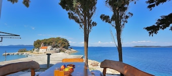 Apartment Located Directly on the Sea, With sea Views and Stunning Views