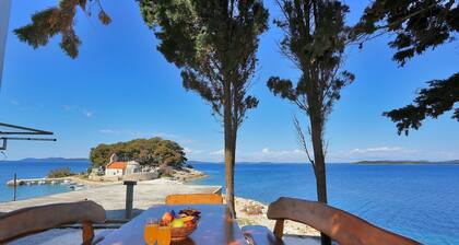 Apartment Located Directly on the Sea, With sea Views and Stunning Views