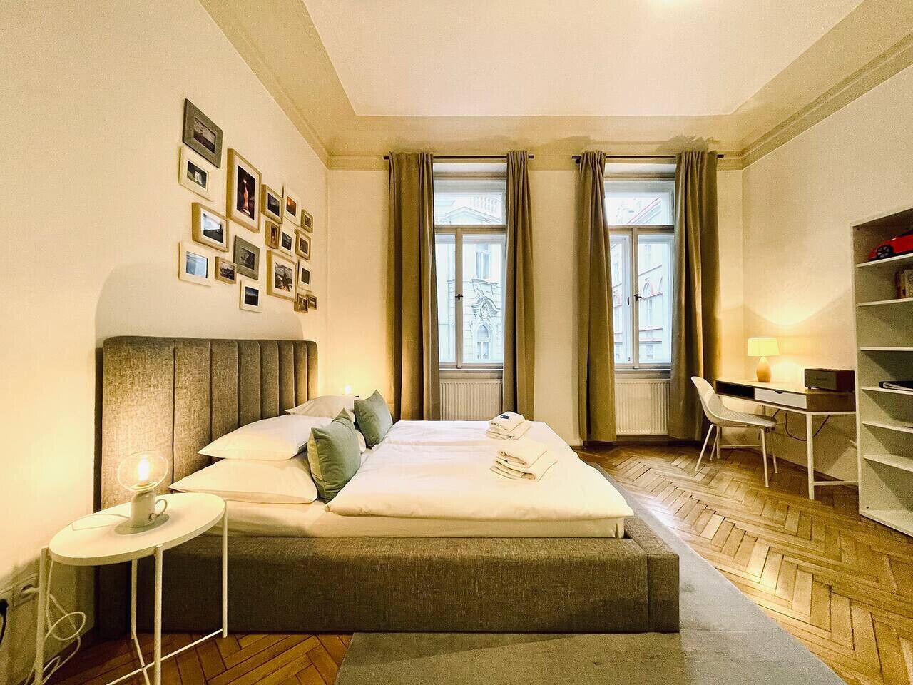 Tabla de planchar con plancha, wifi y ropa de cama 