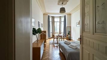 Escritorio, tabla de planchar con plancha, wifi y ropa de cama