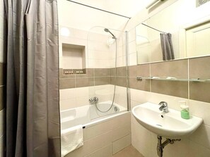 Baignoire, articles de toilette gratuits, sèche-cheveux