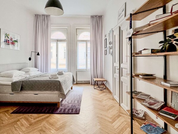 3 عدّة غرف نوم ومكواة/لوح كي وواي فاي وملاءات أسرّة