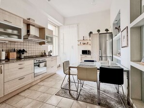 ثلاجة، ميكروويف، فرن، موقد طهي مسطح