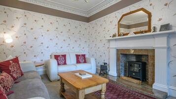 House, 2 Bedrooms, Patio, Garden View | Living room | Flat-screen TV, books
