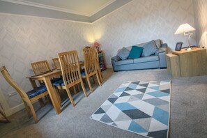 Ferienhaus, 2 Schlafzimmer, Terrasse, Gartenblick | Wohnbereich | Flachbildfernseher, Bücher