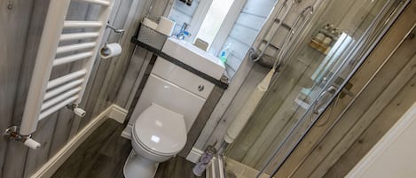 Maison, 2 chambres, patio, vue sur le jardin | Salle de bain | Articles de toilette (gratuits), séchoir à cheveux, serviettes fournies