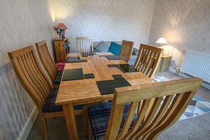 Hus - 2 soveværelser - terrasse - udsigt til have | Opholdsområde | Fladskærms-tv, bøger