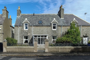 Front of property - Charming Townhouse On North Coast 500 Route, Wick (Wick)