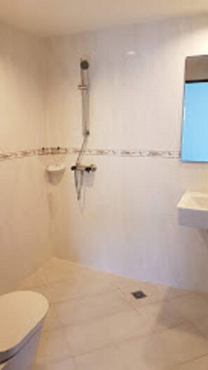 Room, 1 Bedroom, Accessible, Smoking | Bathroom - Welcome Inn Hotel Karon Beach (Karon)