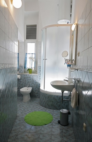 Apartment, 1 Bedroom, Smoking, Balcony | Bathroom