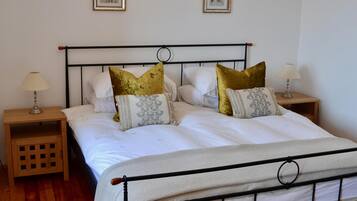 Villa, 5 Schlafzimmer, eigener Pool, Meerblick | 5 Schlafzimmer, Bügeleisen/Bügelbrett, Bettwäsche