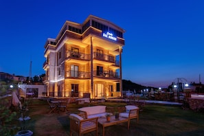 Vista frontal de la propiedad