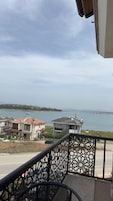 Standard Oda, 1 Çift Kişilik Yatak, Balkon, Havuz Manzaralı | Kaliteli yatak takımı, minibar, ücretsiz kablosuz İnternet