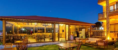 Overnatningsstedets facade – aften/nat