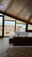 Panoramic Oda, 1 En Büyük (King) Boy Yatak, Teras, Deniz Manzaralı | Kaliteli yatak takımı, minibar, ücretsiz kablosuz İnternet