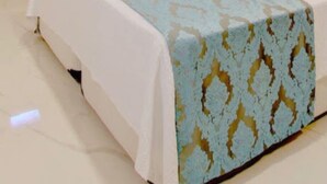 Una habitación de hotel con una cama, un sofá y una pequeña mesa.