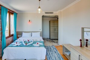 Standard Room, 1 Queen Bed, Balcony, Courtyard View - Cunda Bal Konak (Ayvalik)