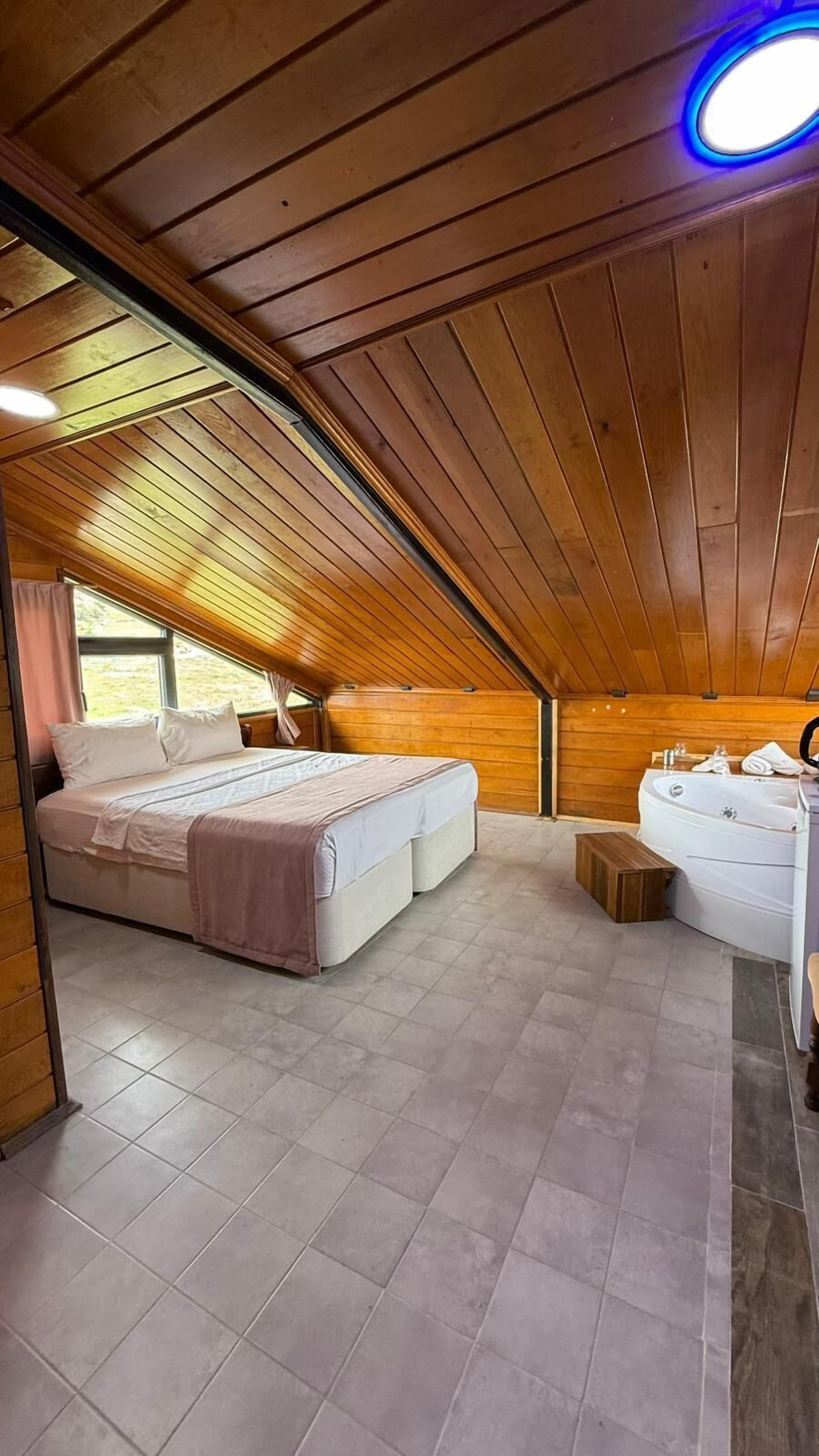 Basic Room, 1 King Bed, Terrace, Mountain View | Premium bedding, minibar, free WiFi