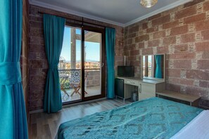 Premium bedding, minibar, free WiFi