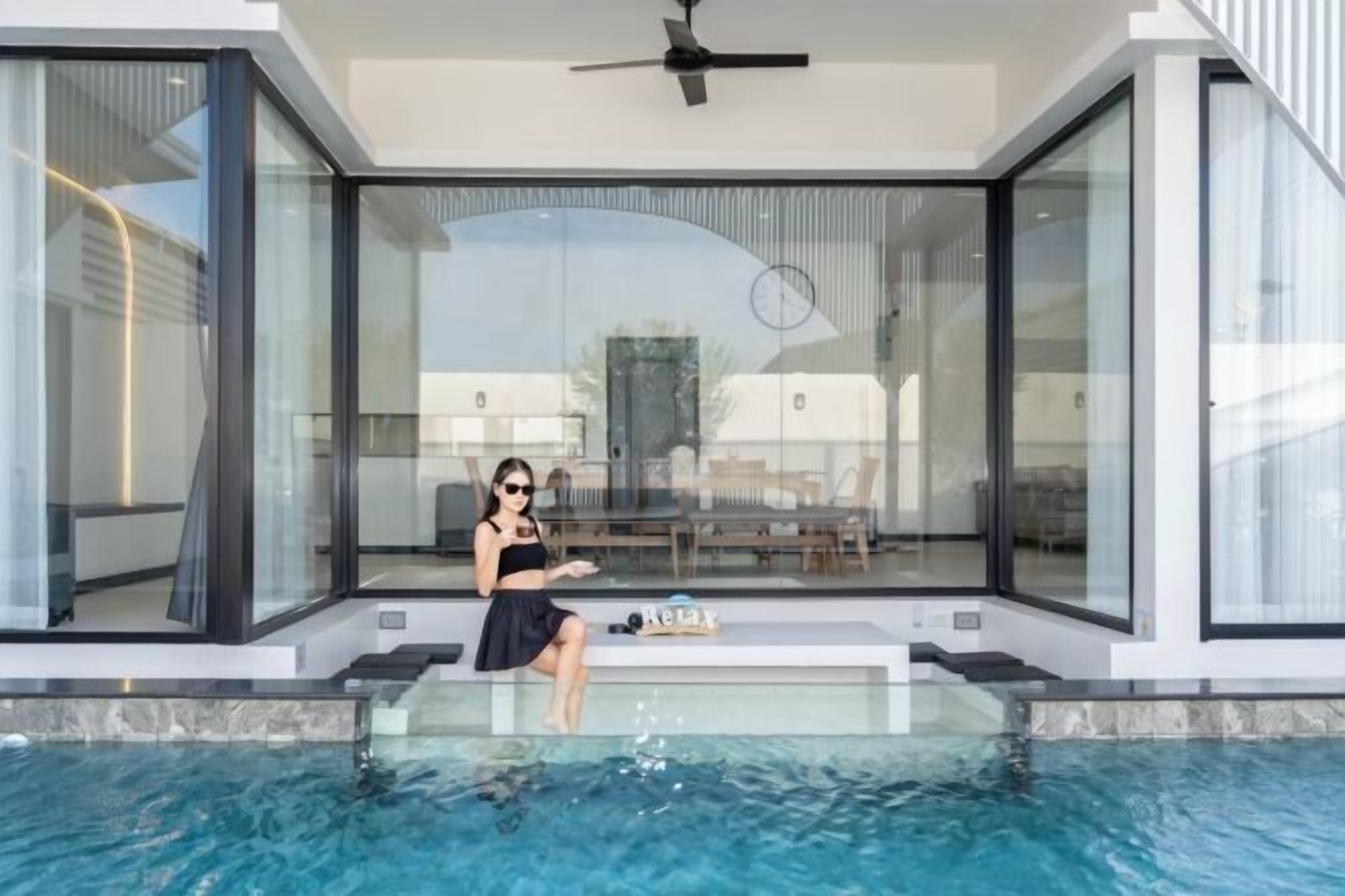 Desk, laptop workspace, free WiFi