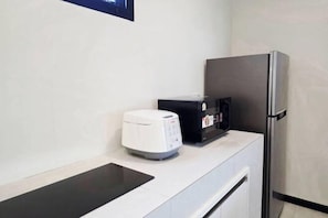 Skrivebord, skrivebord for bærbar PC og wi-fi (inkludert)