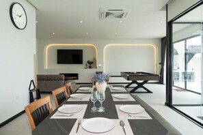 Bureau, espace de travail pour ordinateur portable, Wi-Fi gratuit