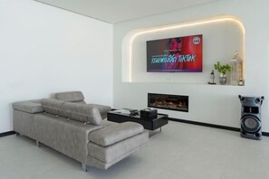 Bureau, espace de travail pour ordinateur portable, Wi-Fi gratuit