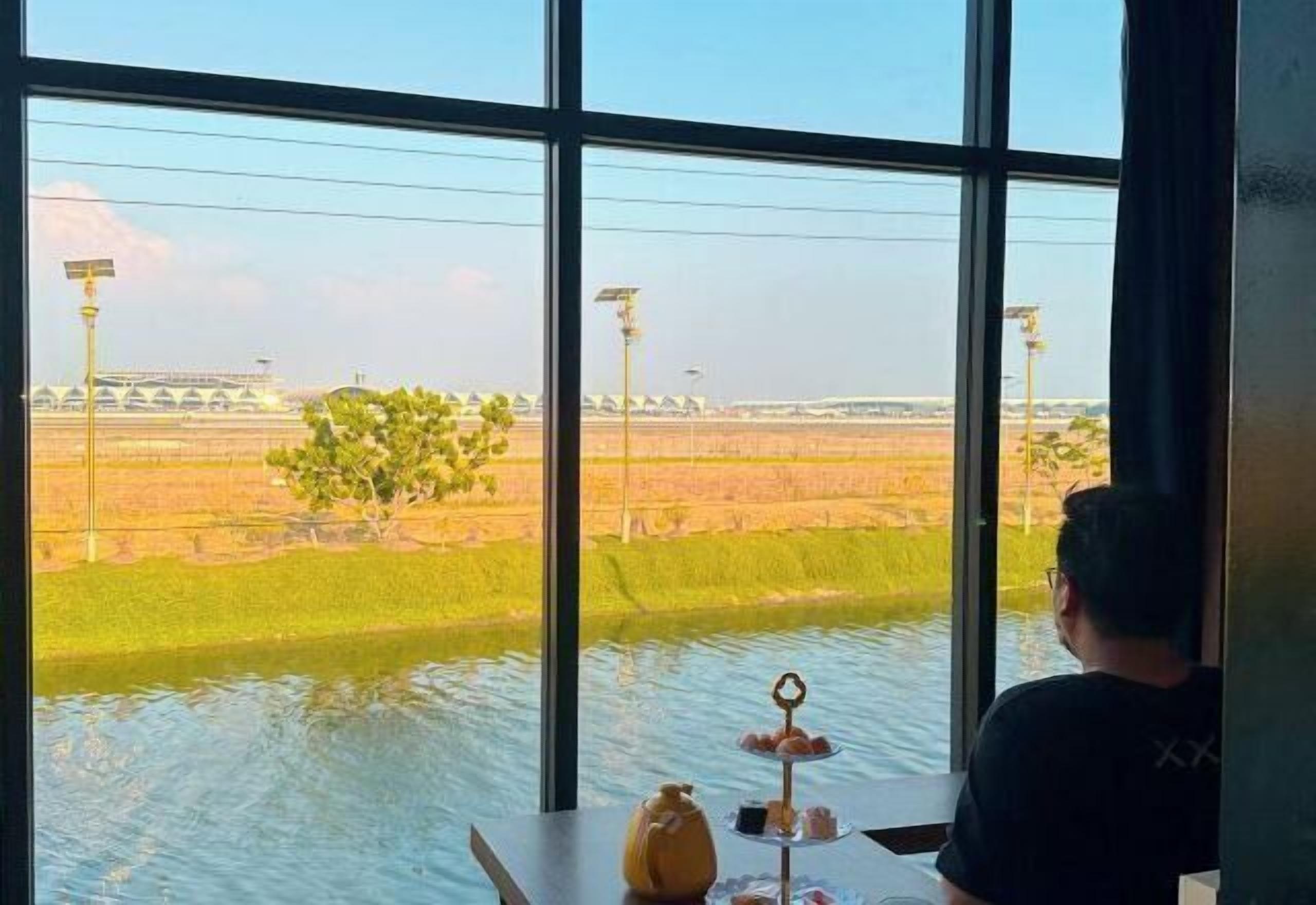 โต๊ะทำงาน, พื้นที่ทำงานแบบใช้แล็ปท็อป, Wi-Fi ฟรี