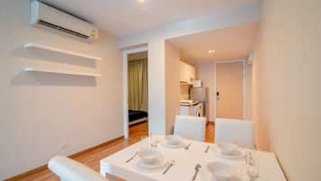 Condo, 2 Bedrooms, Accessible, Balcony | Dining