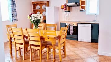 House, 3 Bedrooms, Fireplace, Sea View | In-room dining