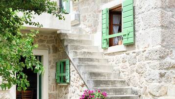 House, 1 Bedroom, Balcony, Garden View | Outdoor dining